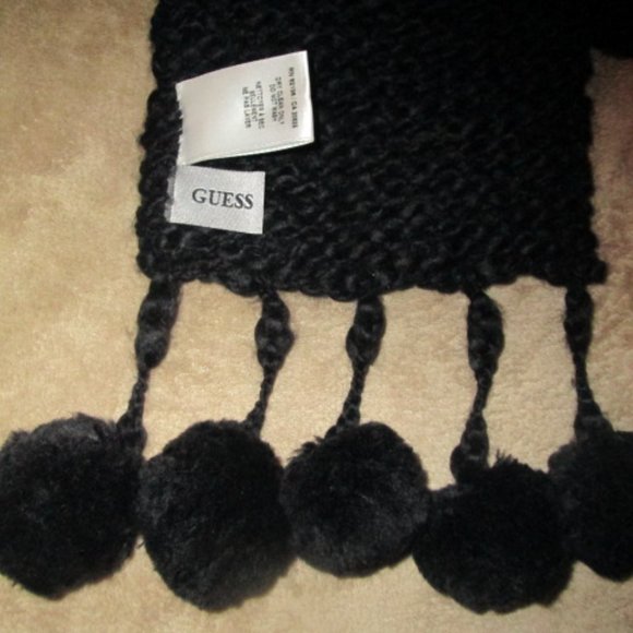 Guess winter scarf with pom poms - Picture 4 of 4